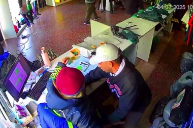 Desvalijaron una tienda de deportes en Lanús: se llevaron la ropa de un equipo de fútbol infantil