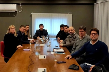 El radicalismo bonaerense mete presión: intendentes y legisladores exigen a Kicillof el Presupuesto 2026