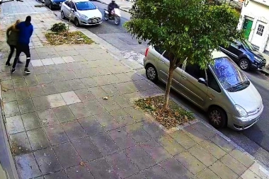 Motochorros en CABA: la emboscaron cuando llegaba de trabajar y le robaron todo