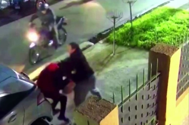 Ladrón fue atrapado por familiares de una víctima y le dieron una golpiza educativa