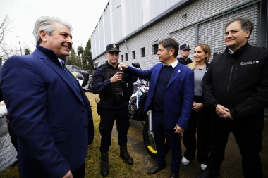 Kicillof y Javier Martínez entregaron vehículos, escrituras y equipo sanitario para Pergamino