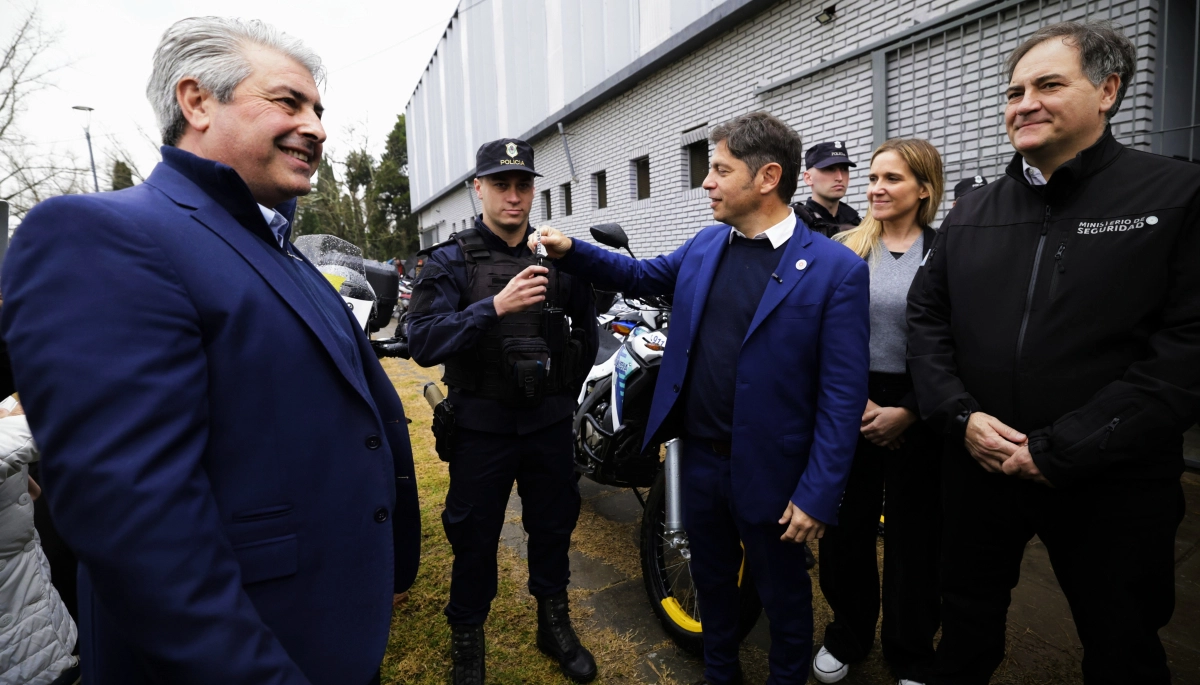 Kicillof y Javier Martínez entregaron vehículos, escrituras y equipo sanitario para Pergamino