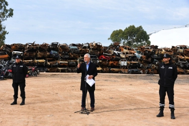 Alak presentó el plan de compactación de vehículos más grande de la historia en La Plata