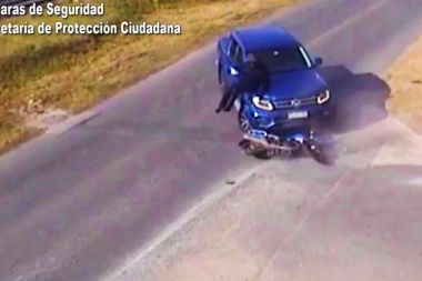 Un automovilista realizó una maniobra indebida y provocó que un motoquero vuele hasta el pavimento