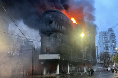 La Plata en llamas: a metros de la Gobernación se incendió un depósito de electrodomésticos y las pérdidas son totales