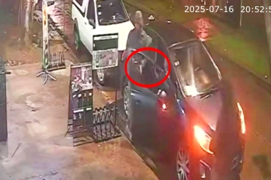 Criminal emboscada en Berazategui: la encañonaron en el auto cuando paró a comprar en el almacén