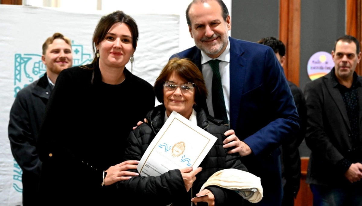 El intendente Susbielles entregó títulos de propiedad a 249 familias de Bahía Blanca