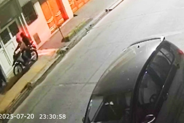 En Lanús se roban hasta los besos: motochorros asaltaron a unos novios cuando se despedían
