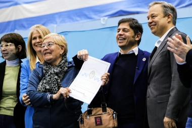 Junto a Magario y Cascallares, Kicillof entregó más de 1.400 escrituras gratuitas para familias de Almirante Brown