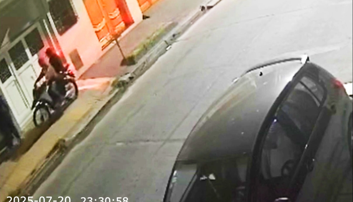 En Lanús se roban hasta los besos: motochorros asaltaron a unos novios cuando se despedían