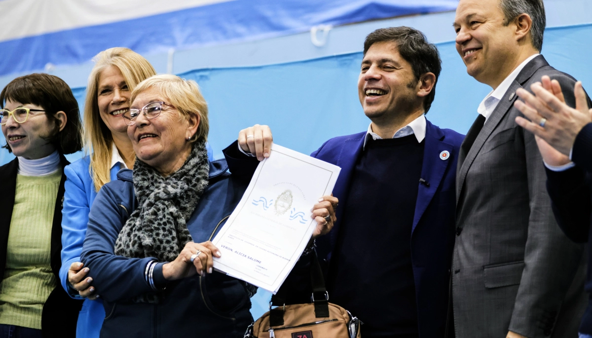 Junto a Magario y Cascallares, Kicillof entregó más de 1.400 escrituras gratuitas para familias de Almirante Brown