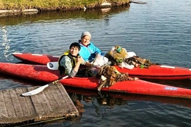 Destinos bonaerenses: deporte y clases de limpieza sostenida en la Laguna de Punta Mogotes