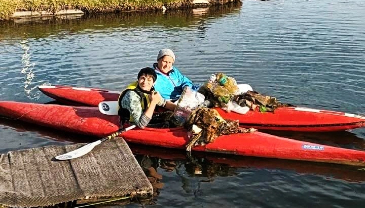 Destinos bonaerenses: deporte y clases de limpieza sostenida en la Laguna de Punta Mogotes