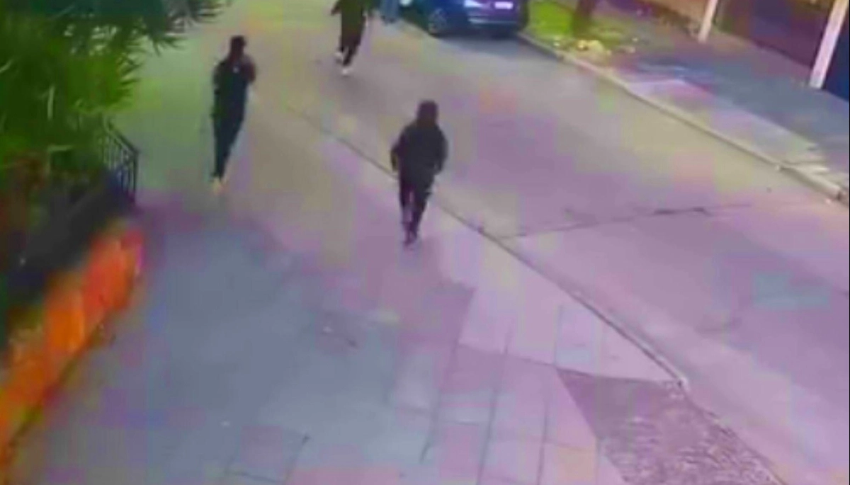 Robo piraña en Caseros: jóvenes ladrones atacaron a un hombre cuando abordaba el auto