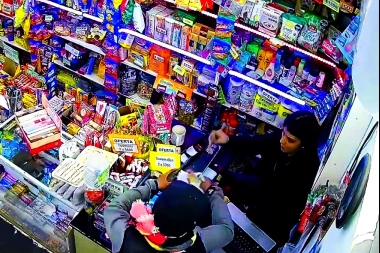 Ladrón potentado robó un kiosco en Ensenada: pretendía comprar puchos con dólares y escapó con la recaudación
