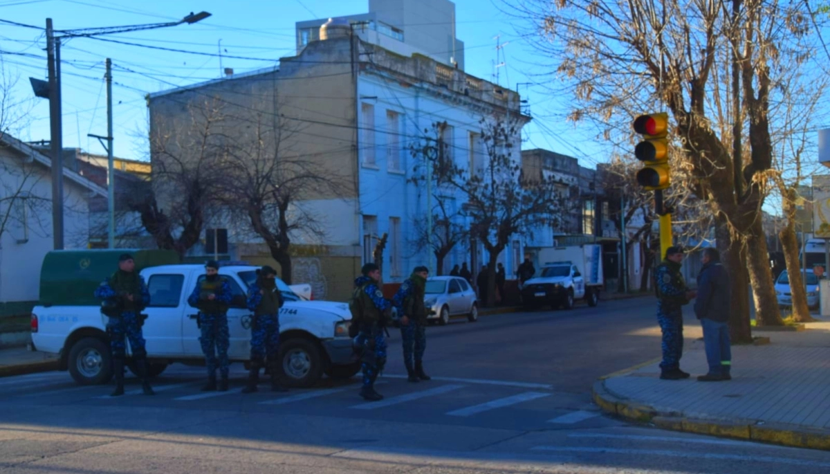 Sospechoso suicidio de un preso en Olavarría: guardia fue a buscar un cigarro y cuando regresó lo encontró ahorcado