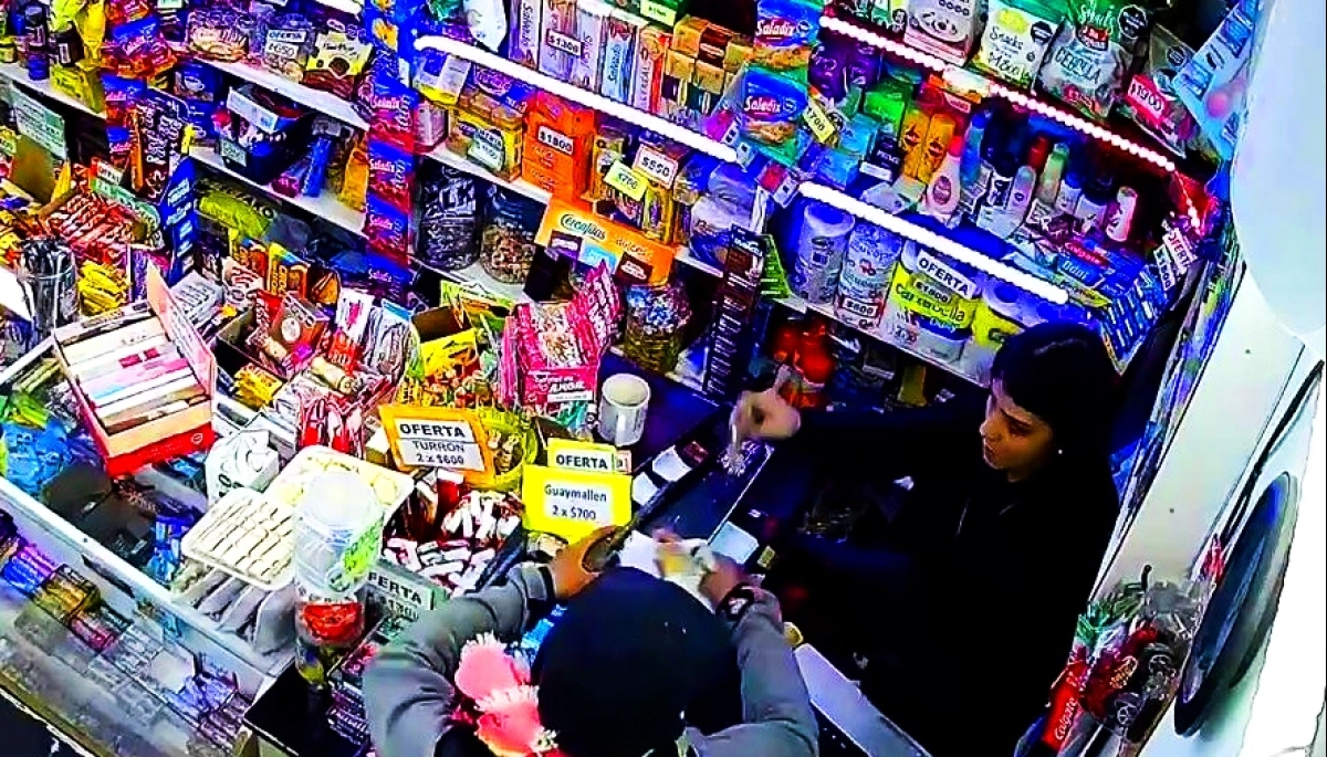 Ladrón potentado robó un kiosco en Ensenada: pretendía comprar puchos con dólares y escapó con la recaudación