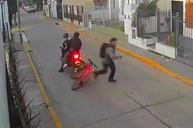 Merlo descontrolado: motochorros asaltaron a un ciclista y se cargaron el rodado al hombro