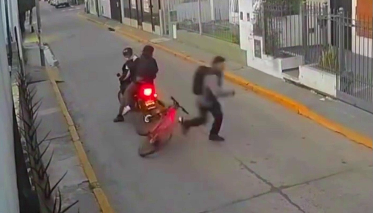 Merlo descontrolado: motochorros asaltaron a un ciclista y se cargaron el rodado al hombro