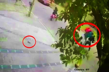 En Tres de Febrero motochorros amenazaron a un delivery con un arma de juguete y recibieron una golpiza