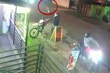 Motochorros en Merlo: a los tiros asaltaron y dejaron a pie a una motoquera