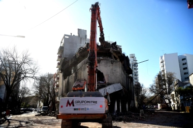 El Municipio de La Plata comenzó con la demolición del depósito que se incendió en diagonal 77