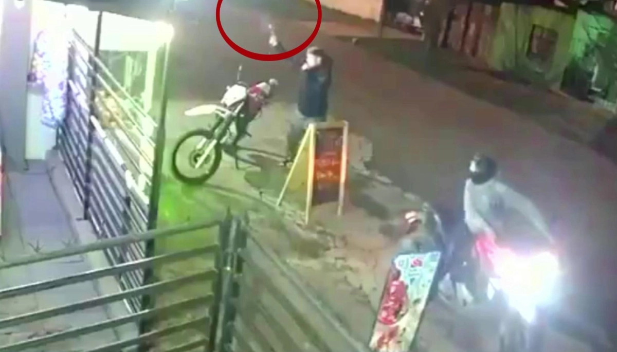 Motochorros en Merlo: a los tiros asaltaron y dejaron a pie a una motoquera