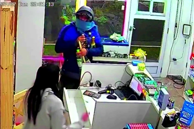 A las patadas y destrozando la puerta, robaron un kiosco 24 horas en Berazategui