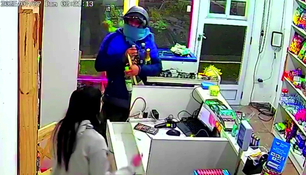 A las patadas y destrozando la puerta, robaron un kiosco 24 horas en Berazategui