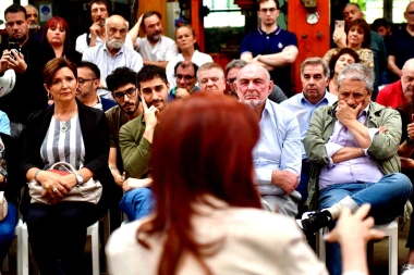 Cómo es la campaña por audios de WhatsApp que hace Cristina para las elecciones bonaerenses