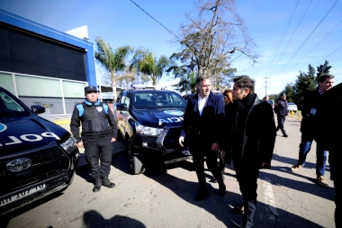 En Pilar, Kicillof y Achával inauguraron una nueva base barrial con nuevos patrulleros