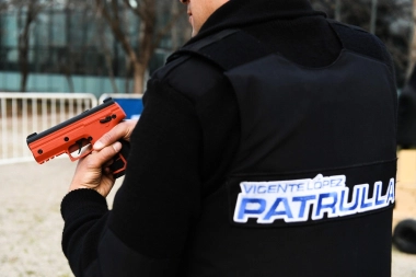 Soledad Martínez incorporó las nuevas armas de munición no letal para la patrulla de Vicente López