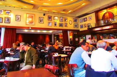 En un bar notable de CABA, una descuidista le robó todo a una clienta