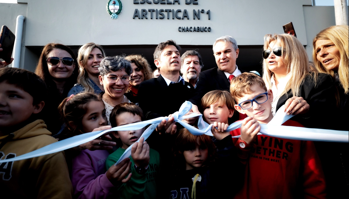 Kicillof inauguró una escuela artística en Chacabuco y entregó patrulleros, escrituras y equipamiento escolar