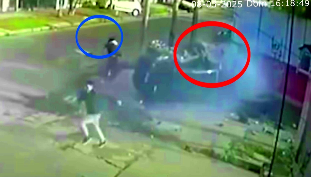 Robo, persecución y tremendo choque en la esquina de un jardín de infantes en Lanús