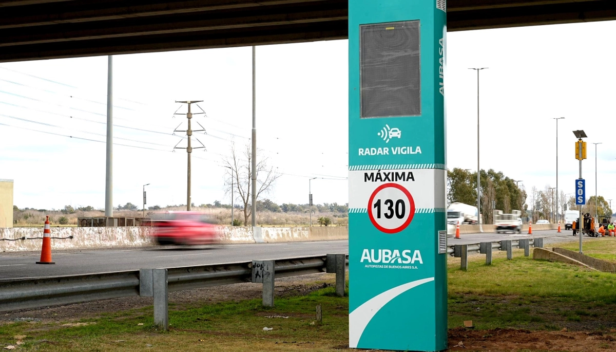Mirá donde están los nuevos tótems de control de velocidad en la Autopista Buenos Aires-La Plata