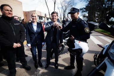Kicillof aterrizó en Capitán Sarmiento, se mostró con una intendenta libertaria y ponderó la figura del Estado