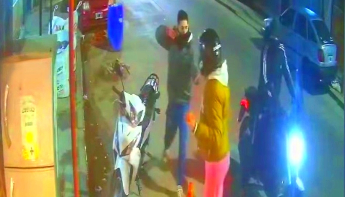Motochorros le apuntaron a la cara y le robaron el vehículo cuando llegó a la casa en Avellaneda