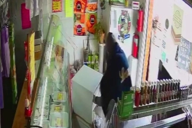 Los desplumó: en La Plata, encapuchado robó la recaudación de la pollajería "San Cayetano"