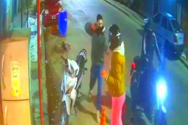 Motochorros le apuntaron a la cara y le robaron el vehículo cuando llegó a la casa en Avellaneda
