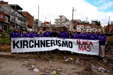 Milei arranca la campaña bonaerense: polémica foto con candidatos en La Matanza