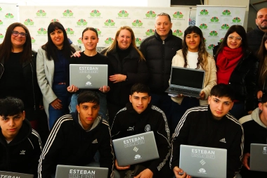 Gray entregó más de 400 notebooks a estudiantes de escuelas secundarias de Esteban Echeverría
