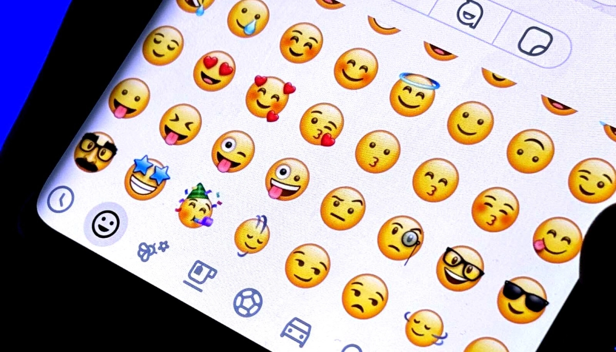 Los emojis animados aterrizaron de imprevisto a los chats de WhatsApp: cómo activarlos