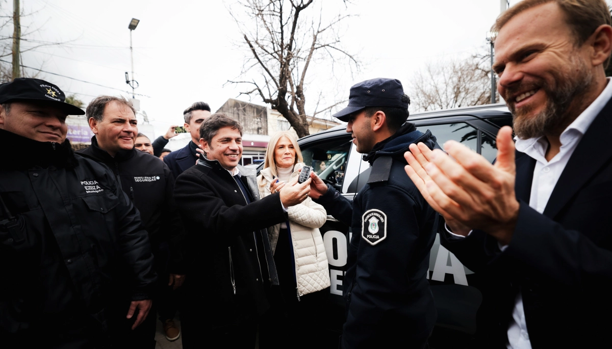 Desde Ezeiza, Kicillof apuntó contra la alianza LLA-PRO: “Ya nadie duda de que la motosierra no era para la casta”