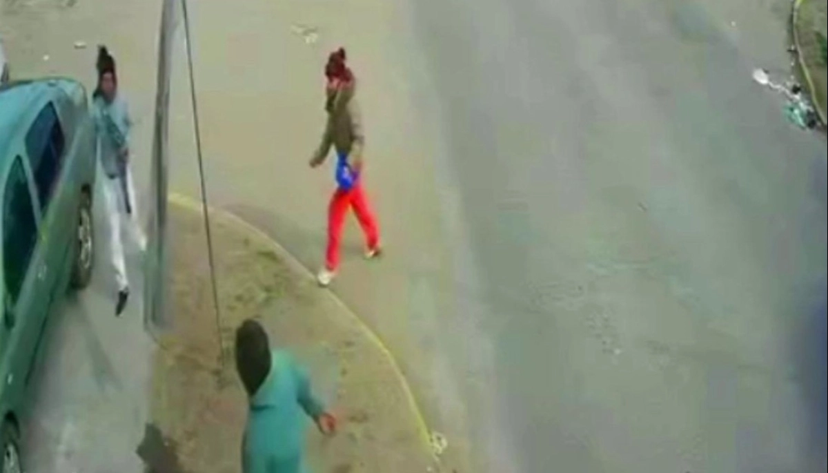 Salvajes chicas de Merlo apedrearon autos cuando no pudieron robar un taller de chapa y pintura