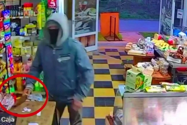 Encapuchado y con una cuchilla de carnicero, asaltó un almacén en la zona norte de La Plata