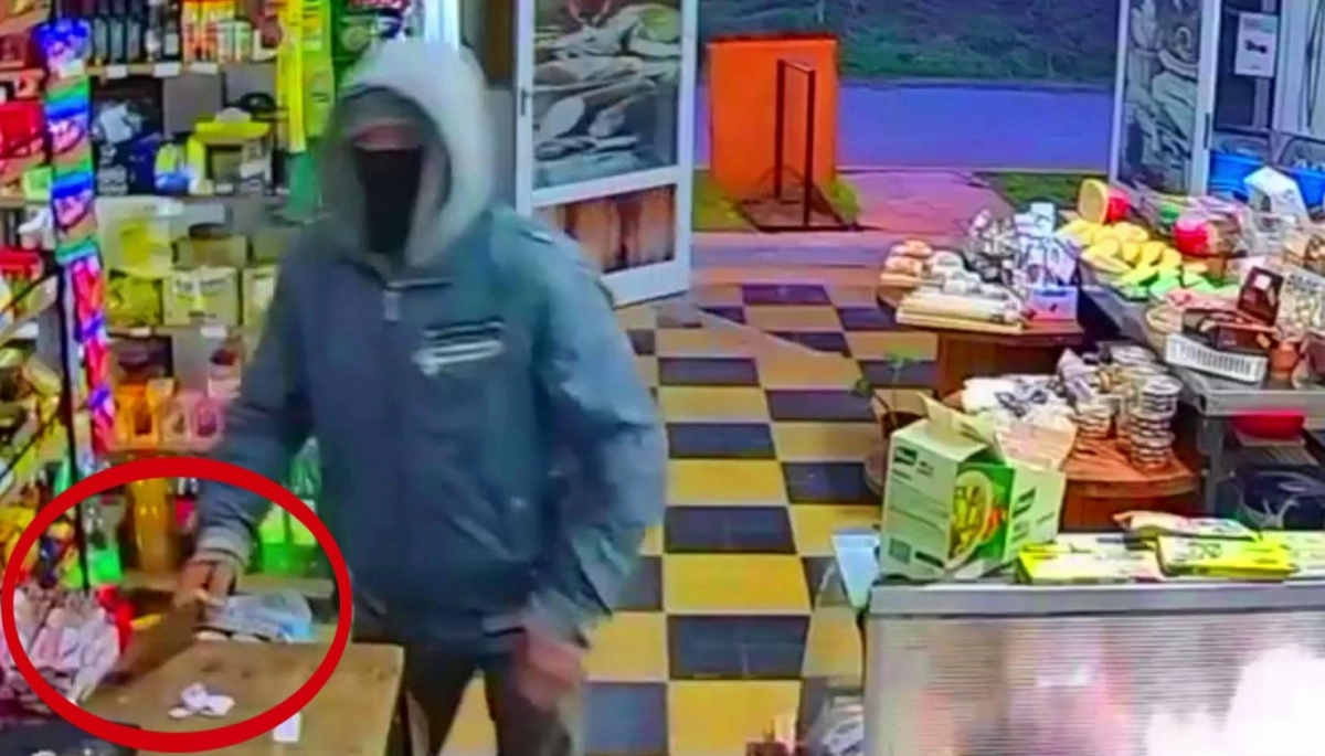 Encapuchado y con una cuchilla de carnicero, asaltó un almacén en la zona norte de La Plata