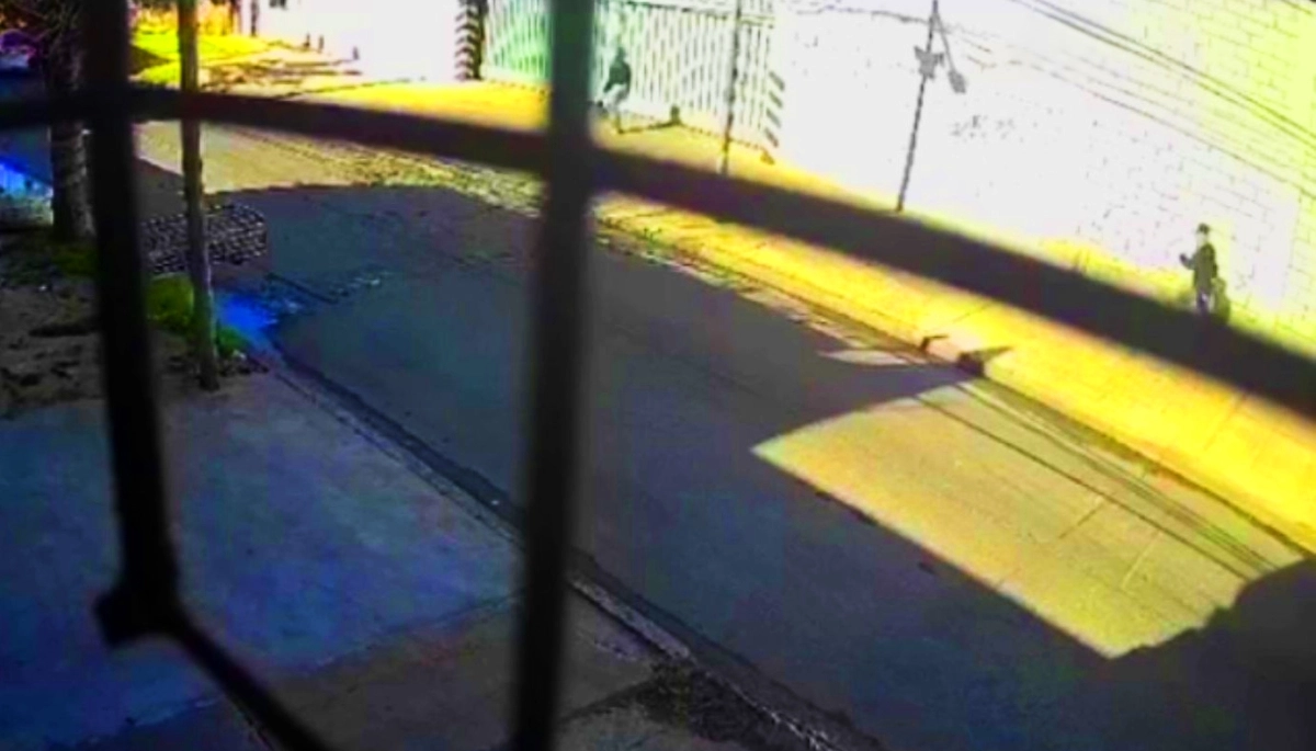 Joven fue atacada por la espalda y arrojada al suelo durante un violento asalto callejero