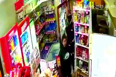 Disfrazados de deliverys y a mano armada, asaltaron un almacén en La Plata y una encargada no se dio cuenta