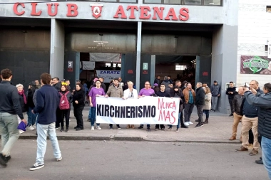 Milei en el Club Atenas de La Plata: hiper controles de seguridad, poca gente y mucha publicidad